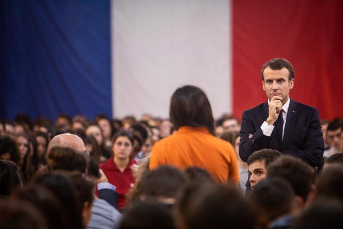 Emmanuel Macron devant un panel de 1 000 jeunes dans le cadre du grand débat national, à Etang-sur-Arroux (Saône et Loire), le 7 février.