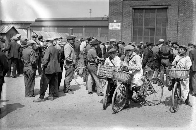 Des ouvriers grévistes occupent leur usine, en mai 1936, pendant le Front populaire.