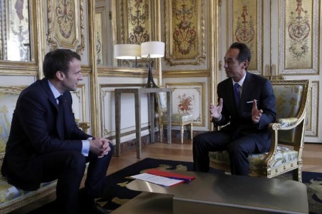 Emmanuel Macron reçoit Young Sohn, le patron du coréen Samsung, à l’Elysée, le 28 mars 2018.