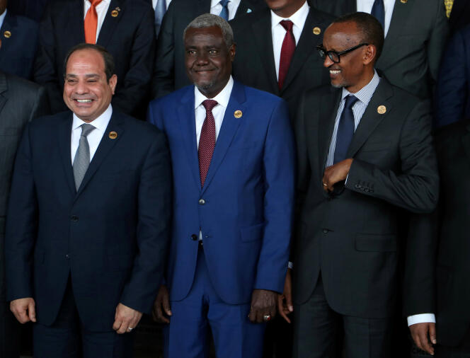 Les chefs d’Etat égyptien, Abdel Fattah Al-Sissi, et rwandais, Paul Kagame, entourent le président de la Commission de l’Union africaine, Moussa Faki Mahamat, lors du 32e sommet de l’organisation panafricaine à Addis-Abeba (Ethiopie), le 10 février 2019.