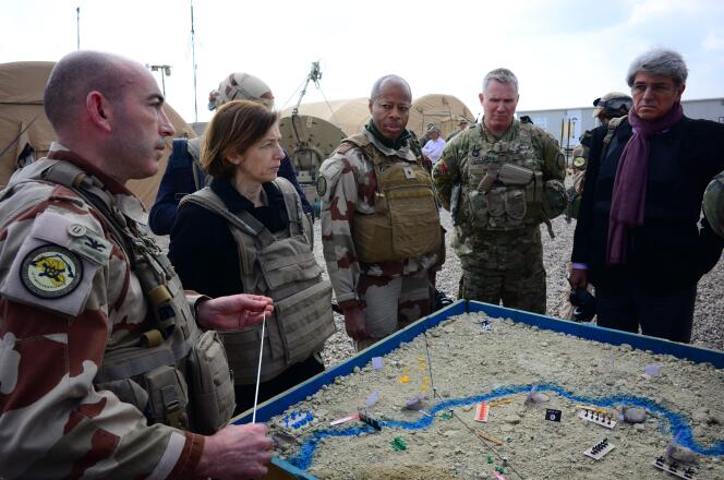 Le colonel François-Régis Legrier (à gauche) avec la ministre de la défense, Florence Parly (au centre), le général français Jean-Marc Vigilant, le général américain Paul La-camera et l’ambassadeur français en Irak, Bruno Aubert, sur une base près d’Al-Qaim, en Irak, le 9 février.