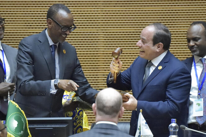 Le président sortant de l’Union africaine, le Rwandais Paul Kagame (à gauche), et le nouveau président de l’Union, l’Egyptien Abdel Fattah Al-Sissi, à Addis-Abeba, le 10 février 2019.