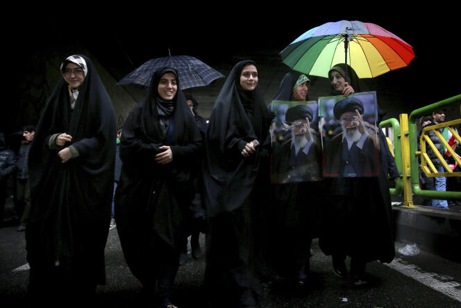 Des femmes iraniennes portent le portrait du Guide suprême,  Ali Khamenei, alors qu’elles participent aux cérémonies d’anniversaire de la révolution à Téhéran, lundi 11 févier.