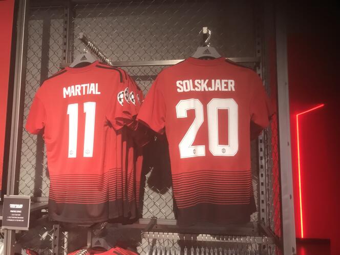 Des maillots de Solskjær côtoient ceux des joueurs dans la boutique de Manchester United.