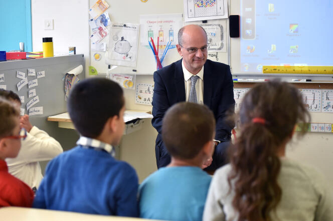 Le ministre de l’éducation, Jean-Michel Blanquer, en visite dans une école élémentaire à Toulouse, en novembre 2017.