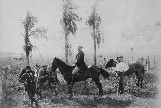 Bernhard Förster, à cheval, et quelques colons de Nueva Germania.