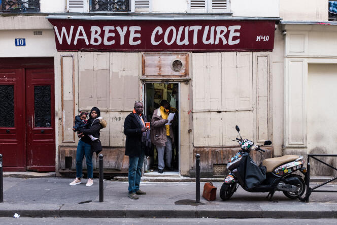 Des militants de la coalition Idy2019 font du porte-à-porte dans le quartier de Château-Rouge du XVIIIe arrondissement de Paris, pour aller à la rencontre des commerçants sénégalais.
