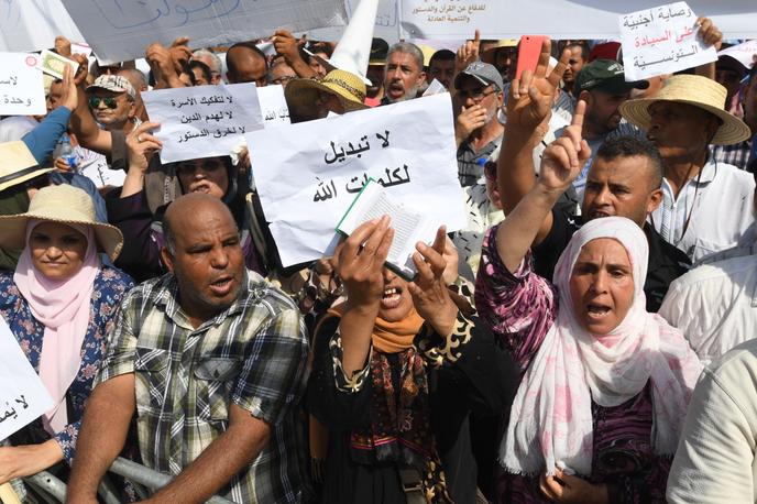 Des centaines de Tunisiens manifestent, entre autres, pour la dépénalisation de l’homosexualité et en faveur de l’égalité hommes-femmes devant l’héritage, le 18 août 2018, à Tunis.