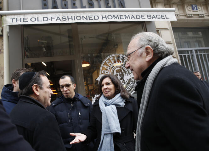 La maire de Paris, Anne Hidalgo, avec Joel Mergui, président du consistoire central israélite de France, et Pierre Aidenbaum, maire du 3e arrondissement, devant l’établissement vandalisé le 12 février.