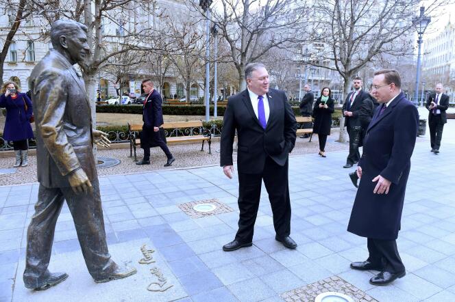 Le secrétaire d’Etat américain Mike Pompeo (au centre) devant une statue de Ronald Reagan, le 11 février à Budapest.