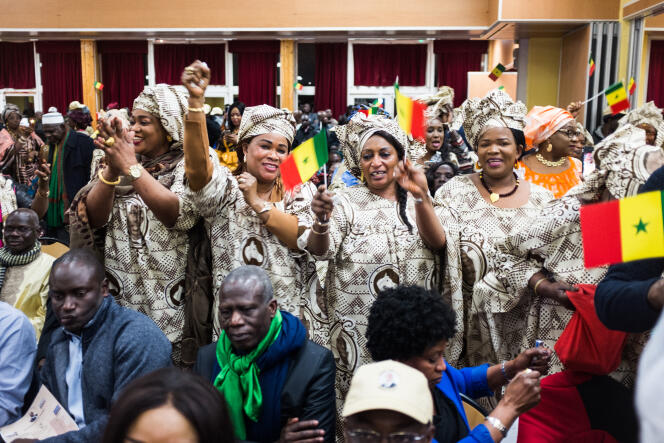 Des militantes de la majorité présidentielle dansent lors du grand meeting d'ouverture de la campagne de Macky Sall en France, aux Mureaux, le 9 février 2019.