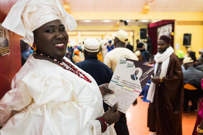Une sympathisante de la majorité présidentielle distribue le programme de Macky Sall, lors du grand meeting d'ouverture de la campagne pour les Sénégalais de France, aux Mureaux, le 9 février 2019.