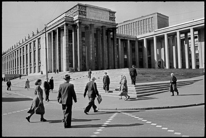 Devant la bibliothèque d’Etat Vladimir Ilitch Lénine, Moscou, 1954.