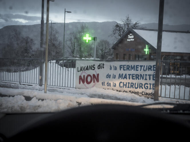 A Lavans-lès-Saint-Claude (Jura), au 9ème des 60 km qui séparent le centre hospitalier Louis Jallon de saint-Claude de celui de Lons-le-Saunier, le 30 janvier.