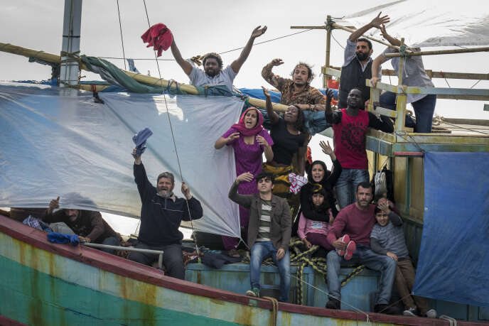 Un groupe de migrants à bord d'un bateau menaçant de sombrer, scène tirée de la série « Sauvetage en mer de Timor ».