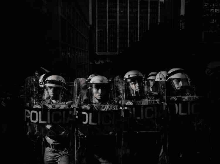 Scene #8040. São Paulo, Brésil, 2014. La police devant une foule de manifestants dans le centre de la ville.