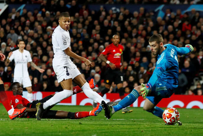Kylian Mbappé trompe le gardien de Manchester United pour marquer le second but du PSG, à Old Trafford, le 12 février.