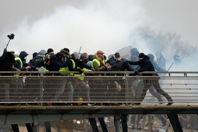 Christophe Dettinger boxant un gendarme mobile sur la passerelle Léopold-Sédar-Senghor lors de la manifestation des « gilets jaunes » du 5 janvier à Paris.