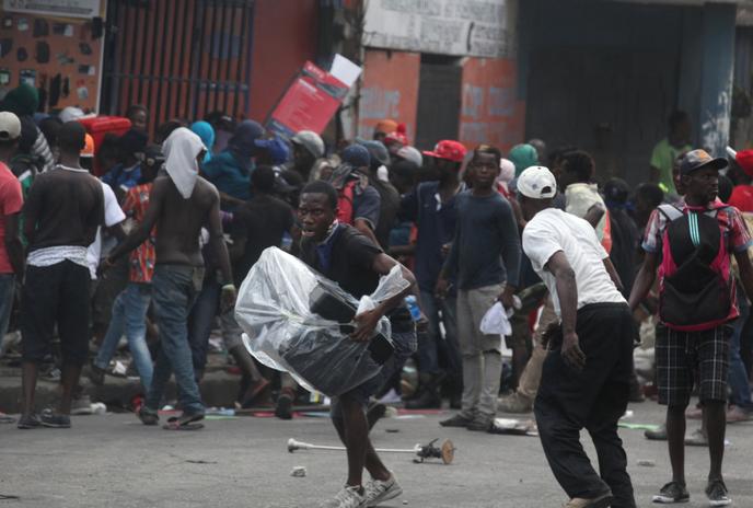 Des scènes de pillage lors d’une manifestation contre le président haïtien à Port-au-Prince, le 12 février.