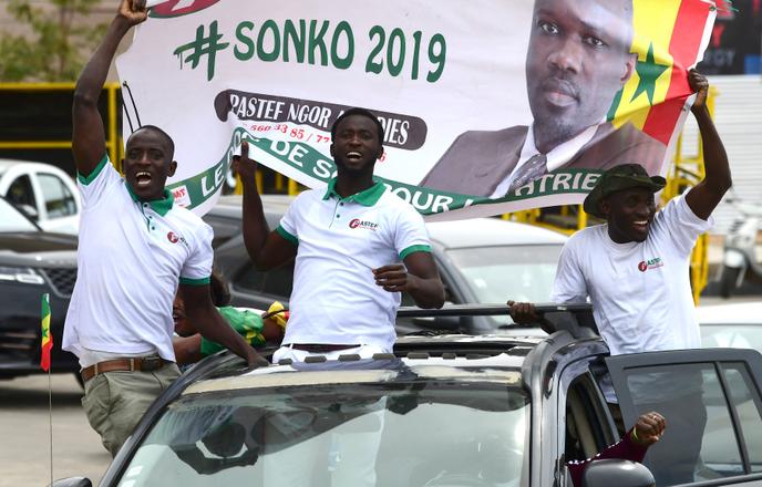 Supporters of Ousmane Sonko on the first day of the election campaign, in the district of Ngor, Dakar, Sunday, February 3, 2019.
