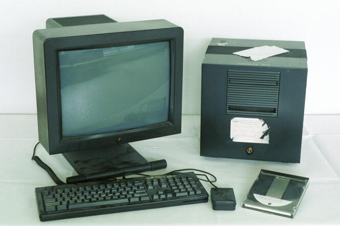Le premier serveur WWW: en 1990, sur cette machine NeXT Tim Berners-Lee developpa le premier serveur WWW, le navigateur multimédia et l’éditeur web.  © 1990 CERN