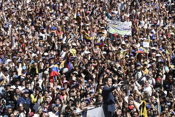 Juan Guaido, le président autoproclamé du Venezuela, et ses partisans, à Caracas, le 12 février.