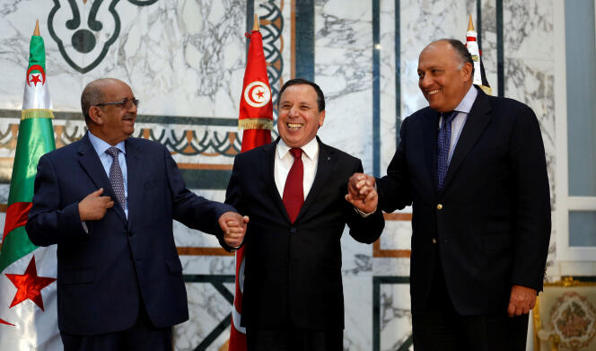 Le ministre tunisien des affaires étrangères, Khemaies Jhinaoui (au centre), en compagnie de ses homologues algérien, Abdelkader Messahel (à gauche), et égyptien, Sameh Choukri, à Tunis, le 19 février 2017.