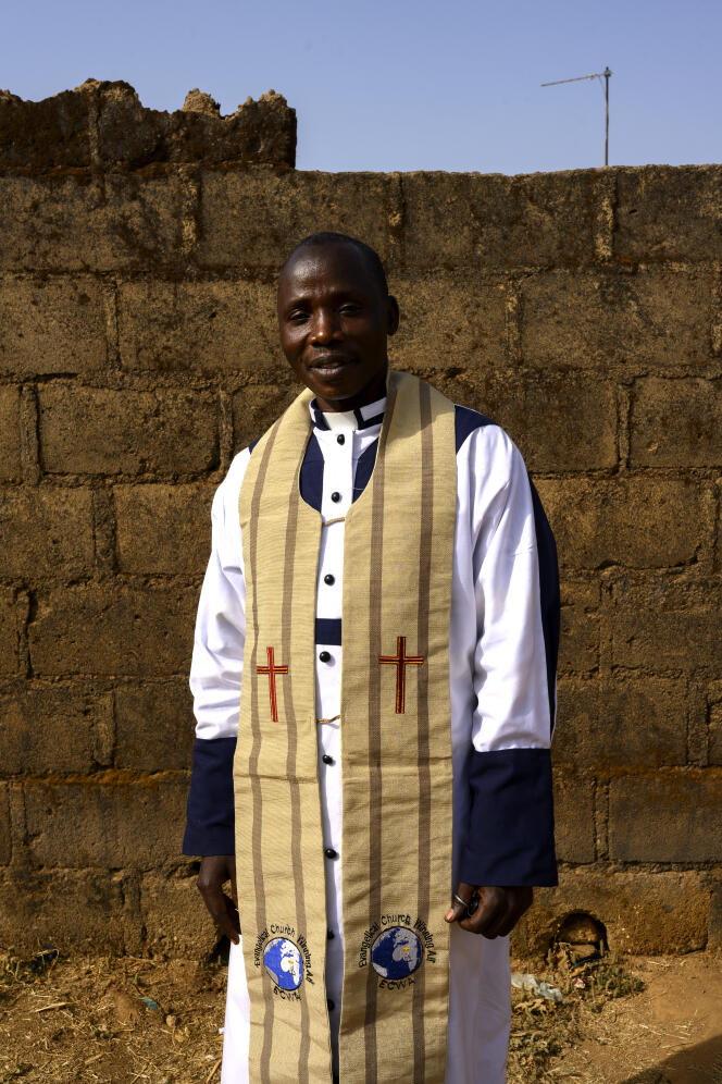 Le révérend Sunday Kosu, pasteur de l’Evangelical Church of West Africa, dans le village de Miango, dans l’Etat nigérian du Plateau.