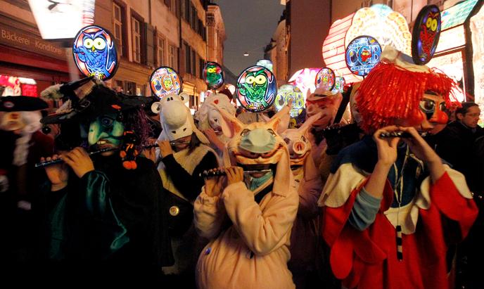 Des milliers de joueurs de fifre et de tambour défilent dans les rues bâloises (Suisse) pour « les 3 plus belles journées de l’année ».