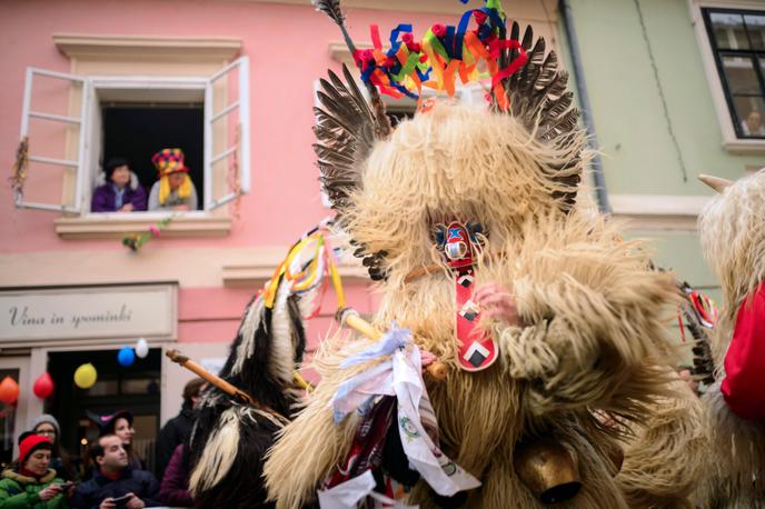 Lors du carnaval, les Korenti, habillés de peau de mouton, passent de maison en maison chasser les démons de l’hiver et apporter l’abondance.