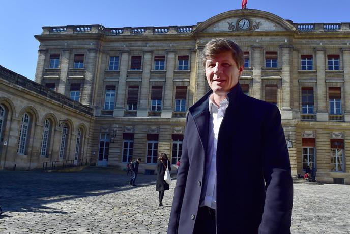 Nicolas Florian dans la cour de la mairie de Bordeaux, le jeudi 14 février.