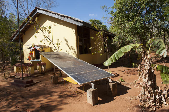 Sri Lanka, Sigiriya, panneau solaire d’une école de brousse.