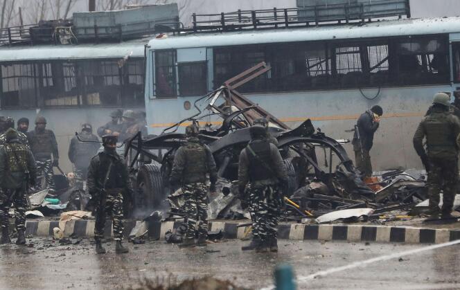 Un convoi de la Central Reserve Police Force, une force paramilitaire indienne, attaqué sur une autoroute à une vingtaine de kilomètres de Srinagar, le 14 février 2019.