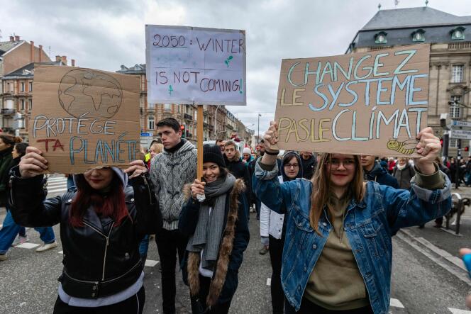 Des jeunes participent à une marche pour le climat à Strasbourg le 27 janvier.
