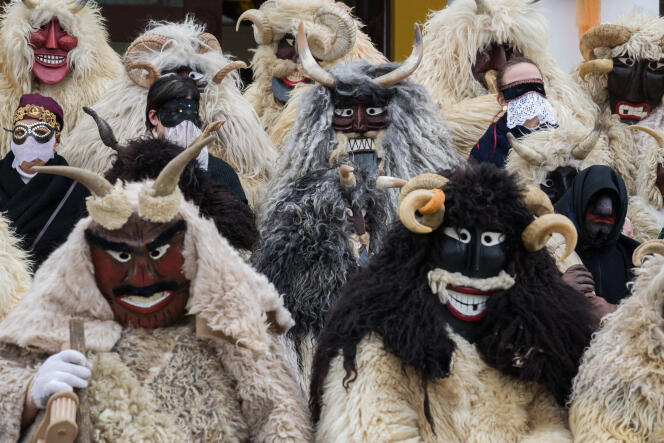 Les buso du caranaval de Mohacs, en Hongrie, sorte de diable ffublé d’un masque e et d’une veste en peau de mouton.