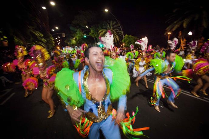 Pendant plusieurs jours, les défilés se font sur des rythmes caribéens et brésiliens et colorent les rues de Tenerife (Espagne).