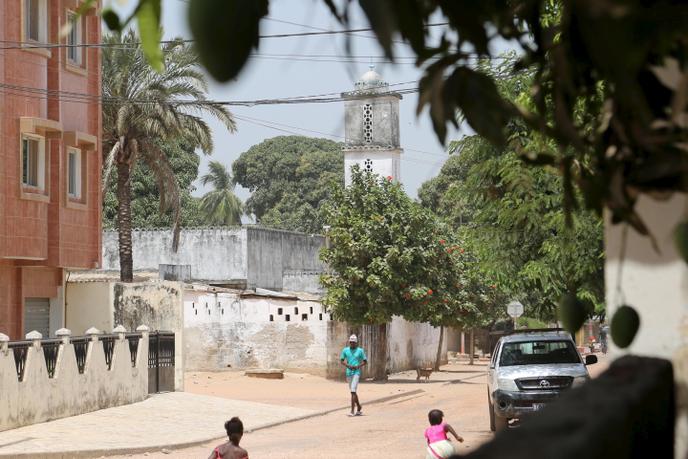 Une rue de Ziguinchor, capitale historique de la Casamance, au Sénégal, en mars 2016.