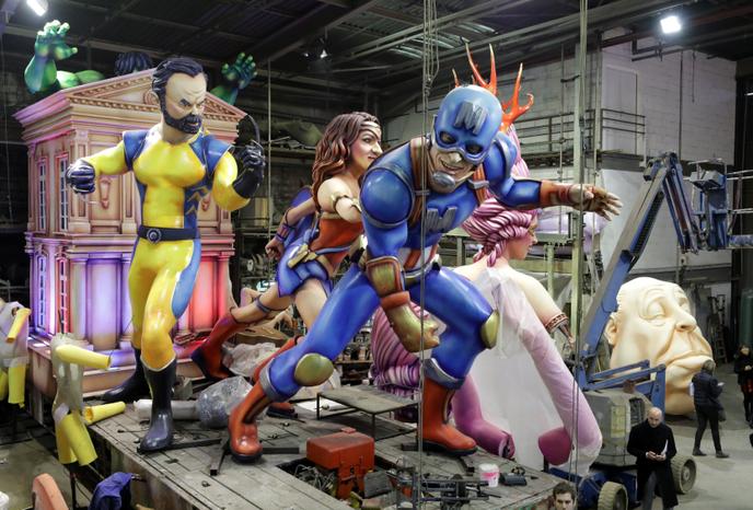Les personnages d’Emmanuel Macron en Captain America, d’Edouard Philippe et de Marlène Schiappa, lors des préparations du carnaval de Nice.