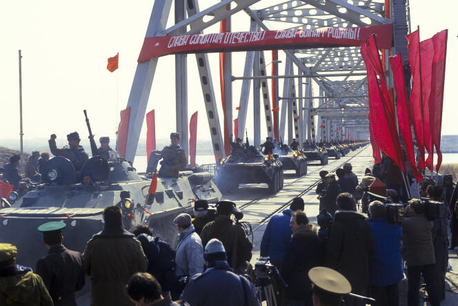 Le 15 février 1989, des véhicules de l’Armée rouge quittent l’Afghanistan en empruntant le pont de Termez entre l’Afghanistan et l’Ouzbékistan, alors république soviétique.