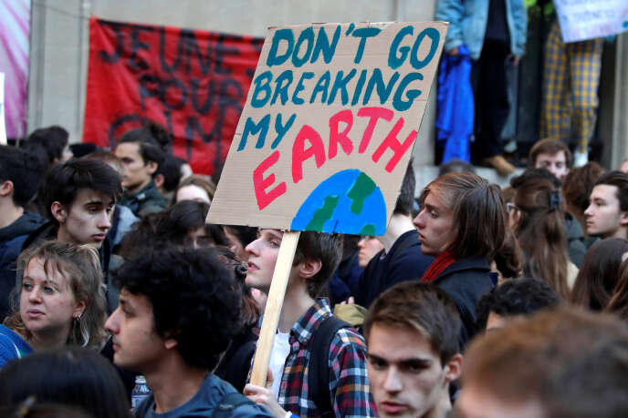 Des jeunes manifestent pour le climat, à Paris, le 15 février 2019.