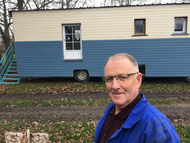 Xavier Romé, ancien agriculteur de Combourg (Ille-et-Vilaine), construit un mobil home pour SDF.