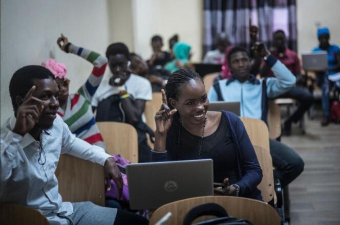 A l’espace numérique ouvert de Guédiawaye, dans la banlieue de Dakar, l’un des douze centres où les étudiants de l’Université virtuelle du Sénégal suivent une partie de leurs cours.