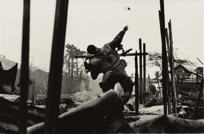 Un soldat américain lance une grenade, durant la bataille de Hué, au Sud-Vietnam, en 1968.
