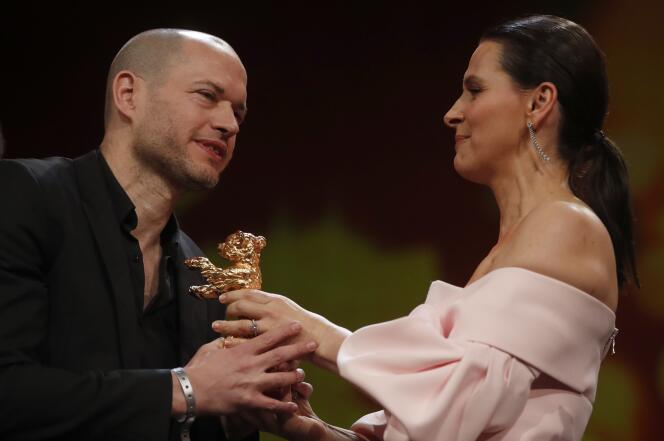Juliette Binoche remet l’Ours d’or de la Berlinale à Nadav Lapid, le 16 février.