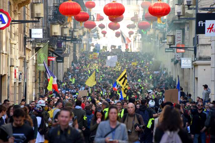 Défilé de « gilets jaunes » à Bordeaux, samedi 16 février.