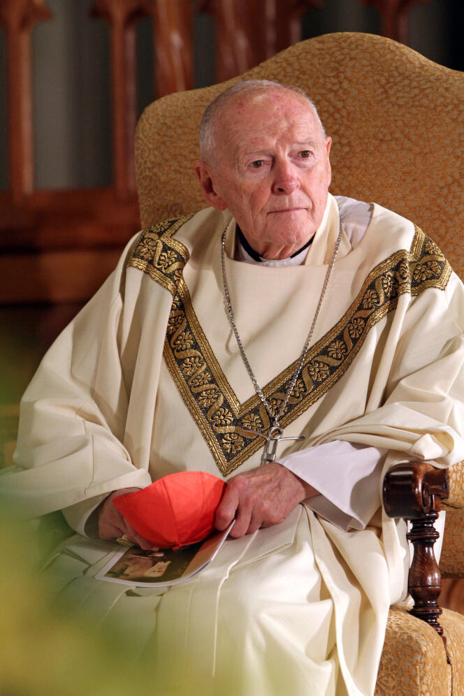 Le cardinal déchu Theodore E. McCarrick, lors d’une messe à la basilique-cathédrale du Sacré-Cœur à Newark (États-Unis), le 4 octobre 2014.