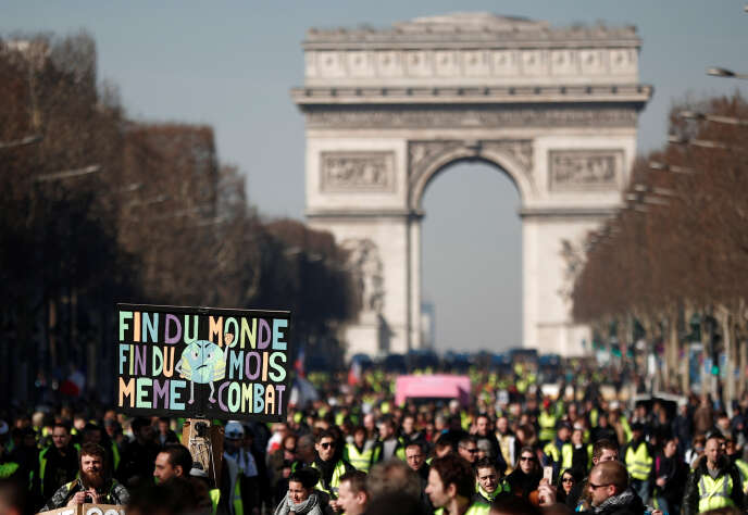 Plusieurs milliers de personnes ont descendu les Champs-Elysées avant de traverser la Seine pour rejoindre le boulevard des Invalides, le 16 février.