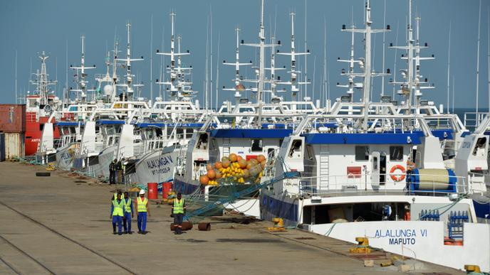Des bâteaux de pêche flambant neufs dans le port de Maputo, au Mozambique, en mai 2016.
