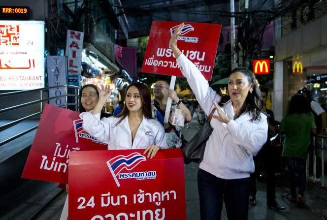 La candidate au poste de premier ministre (à droite) en campagne pour le parti Mahachon à Bangkok (Thaïlande), le 13 février.