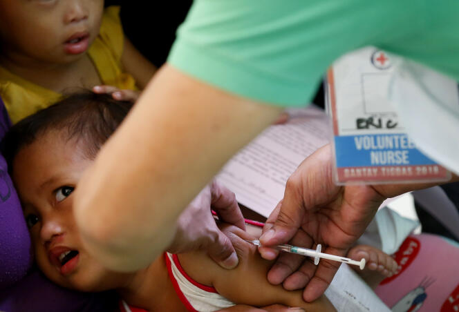 Vaccination d’un enfant à Manille aux Philippines le 16 février.